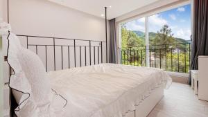 Postel nebo postele na pokoji v ubytování Gapyeong Gamseong216 Poolvilla Pension