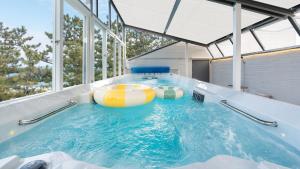 einen Whirlpool mit einem Ball in der Mitte in der Unterkunft Samcheok Migaloo Pool Villa Pension in Samcheok