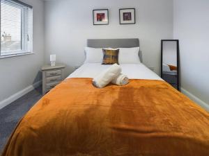 a bedroom with a large bed with two towels on it at Cozy 2-Bed Belfast Apartment in Belfast +8 photos