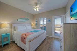 a bedroom with a bed and a ceiling fan at The Beautiful Place by AvantStay Mins to Beach Family-Friendly Pool in Padre Island +92 photos