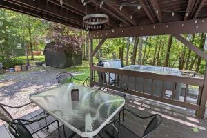 Fotografie z fotogalerie ubytování Harmony Cottage by AvantStay Lake Access Hot Tub Fire Pit Game Room v destinaci Lake Harmony