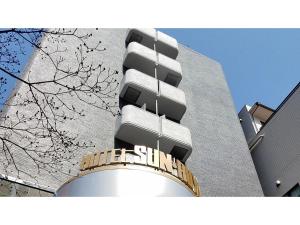 川崎市にあるSun Royal Kawasaki - Vacation STAY 98660vのバルコニー付きの建物