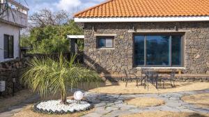 Taman di luar Jeju Stay Rowoon Dockchae Pension +2 gambar