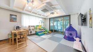 Posezení v ubytování Yeosu Bebeolleh Pension