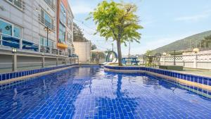 Bazén v ubytování Yeosu Bebeolleh Pension nebo v jeho okolí