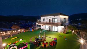 Ο χώρος παιχνιδιού για παιδιά στο Gapyeong Pinetree Kids Pool Villa