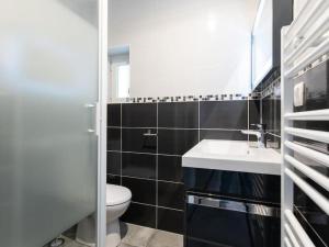 ブールゴアンにあるLe New York - Appartement Cosy en plein centreの白い洗面台とトイレのあるバスルーム