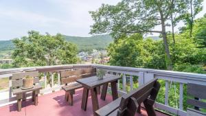 Nespecifikovaný výhled na hory nebo výhled na hory při pohledu z prázdninového domu