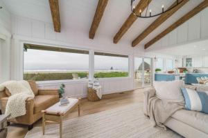 Posezení v ubytování Driftaway by AvantStay Direct Cannon Beach Access w Stunning Views
