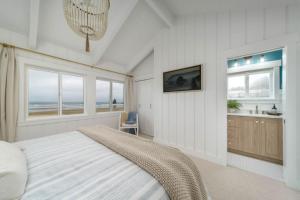 Postel nebo postele na pokoji v ubytování Driftaway by AvantStay Direct Cannon Beach Access w Stunning Views