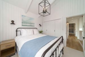 Postel nebo postele na pokoji v ubytování Driftaway by AvantStay Direct Cannon Beach Access w Stunning Views