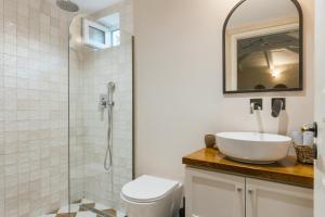 un bagno con wc, lavandino e doccia di Ilyessa Cottages a Méson Yerakaríon Altre 37 foto