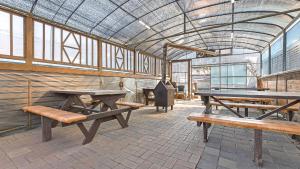 Habitación con mesa de ping pong y bancos en Ganghwa Badabit pension, en Incheon