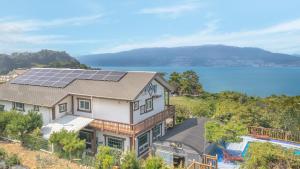 una vista aérea de una casa con paneles solares en el techo en Ganghwa Badabit pension, en Incheon