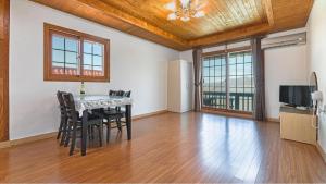 uma sala de estar com uma mesa de jantar e cadeiras em Ganghwa Badabit pension em Incheon mais 8 fotografias