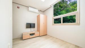 TV a/nebo společenská místnost v ubytování Tongyoung Sandeulhae Healling Pension + 17 fotografií