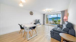 un salon avec un canapé et une table dans l'établissement Namhae Ourpoolvilla, à Namhae