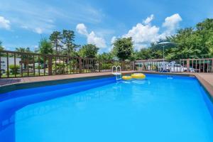 a swimming pool at a resort at Gapyeong Karabankaempingnongwon in Gapyeong