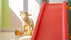 慶州市にあるGyepngju Camino Pool Villaのスケートボードに乗って滑り台を滑るラクダのぬいぐるみ
