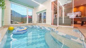 Swimmingpoolen hos eller tæt på Danyang greennarae dokche poolvilla Pens