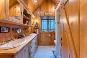 HomewoodにあるHomewood Lakefront by AvantStay Private Beach Lake Access Viewsの木製の壁のバスルーム(シンク2台付) +102枚の写真