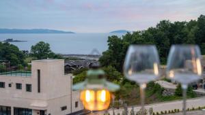 deux verres à vin assis devant un bâtiment dans l'établissement Ganghwado Happyvilly Pension, à Incheon 1 autre photo