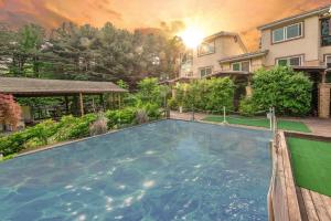 a swimming pool in the backyard of a house at Gapyeong Swimteo Pet Pension in Gapyeong