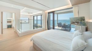 Una cama o camas en una habitación de pohang imgok601dokchae oceanview pension