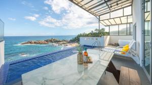 Una vista del océano desde el balcón de una casa. en yeongdeok chaeumneul poolvilla, en Yŏngdŏk