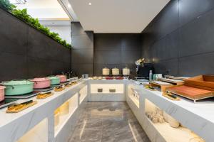 拉萨拉萨布达拉宫广场亚朵酒店的厨房配有锅碗瓢盆,展示在展示处