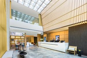 拉萨拉萨布达拉宫广场亚朵酒店的大堂里有人坐在图书馆的桌子旁