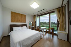 Postel nebo postele na pokoji v ubytování FromH T Resort Jeju Seongsan + 29 fotografií
