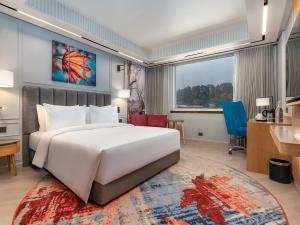 Voodi või voodid majutusasutuse Ramada Encore by Wyndham Rajbagh Srinagar toas