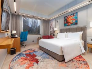 Voodi või voodid majutusasutuse Ramada Encore by Wyndham Rajbagh Srinagar toas