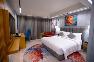 Voodi või voodid majutusasutuse Ramada Encore by Wyndham Rajbagh Srinagar toas