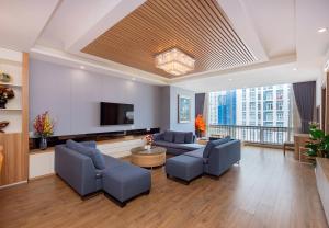 un salon avec des canapés et une télévision à écran plat dans l'établissement TINA HOME - Vũng Tàu sát biển, à Vung Tau