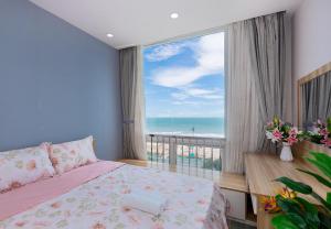 une chambre avec un lit et une vue sur l'océan dans l'établissement TINA HOME - Vũng Tàu sát biển, à Vung Tau 233 autres photos