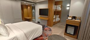 Voodi või voodid majutusasutuse Ramada Encore by Wyndham Rajbagh Srinagar toas