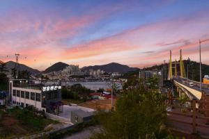 vista su una città con tramonto di Yeosu Chunghong Pension a Yeosu