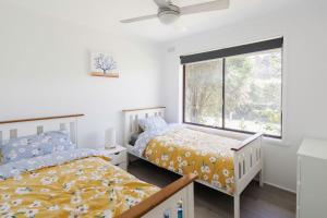 Postel nebo postele na pokoji v ubytování Bayshore Bliss - A Family Beachside Hideaway