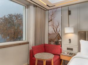 Voodi või voodid majutusasutuse Ramada Encore by Wyndham Rajbagh Srinagar toas