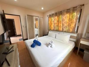 Ένα ή περισσότερα κρεβάτια σε δωμάτιο στο Kamala beach house 100m to the beach