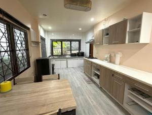 Η κουζίνα ή μικρή κουζίνα στο Kamala beach house 100m to the beach