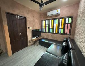 Μια τηλεόραση ή/και κέντρο ψυχαγωγίας στο Kamala beach house 100m to the beach