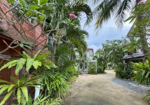 Κήπος έξω από το Kamala beach house 100m to the beach