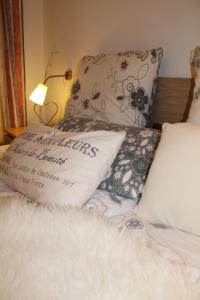 1 cama con almohada y almohada en Das GrachtenDOMiZiL Greetsiel, en Greetsiel