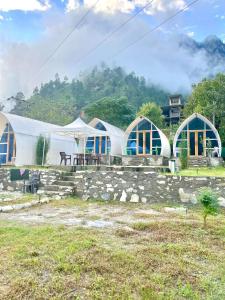 En generel udsigt til bjerge eller udsigt til bjerge taget fra luksusteltet