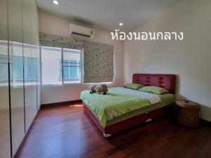 ein Schlafzimmer mit einem Bett, auf dem eine Katze sitzt in der Unterkunft Modern private home in quiet gated community in Ban Hua Khao Sammuk + 18 Fotos