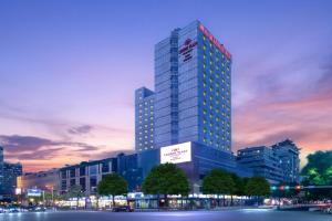 een hoog gebouw met een bord aan de zijkant bij Crowne Plaza Foshan by IHG - Canton Fair free shuttle bus in Foshan