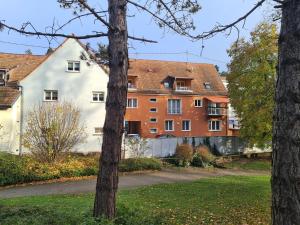 ニーデルブロン・レ・バンにあるMeublé du 25 N°5 de tourisme 3*の木立公園内の一団